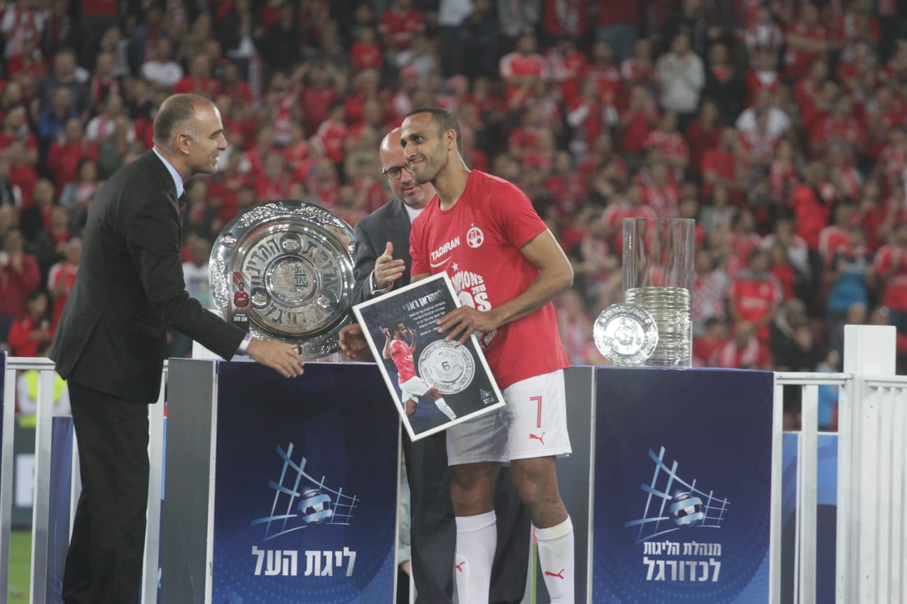 מהראן ראדי מקבל תשורה. שיאן ישראל עם שש אליפויות רצופות (צילום: בן בודה)